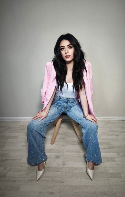 E07B0BFDB0A65C7581E680AFCE54FDF9_ Blazer manica arricciata