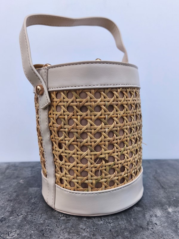 7CF995B6C3935036338B29CC8943A388_ Borsa a secchiello