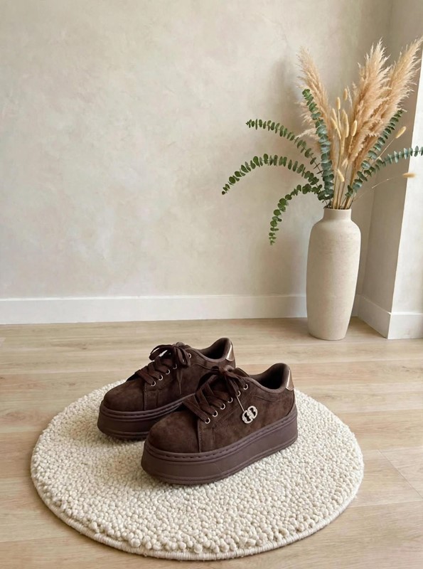 Sneakers platform logo