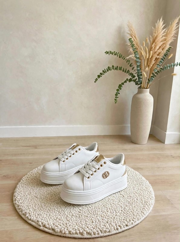 Sneakers platform logo