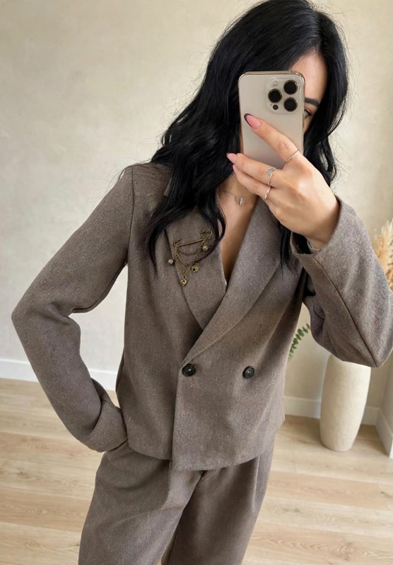 Blazer due bottoni spilla